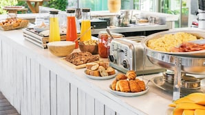 A breakfast buffet with various food items, including fruits, pastries, and beverages. - Les Appartements de Babel Vieux Port (Marseille)