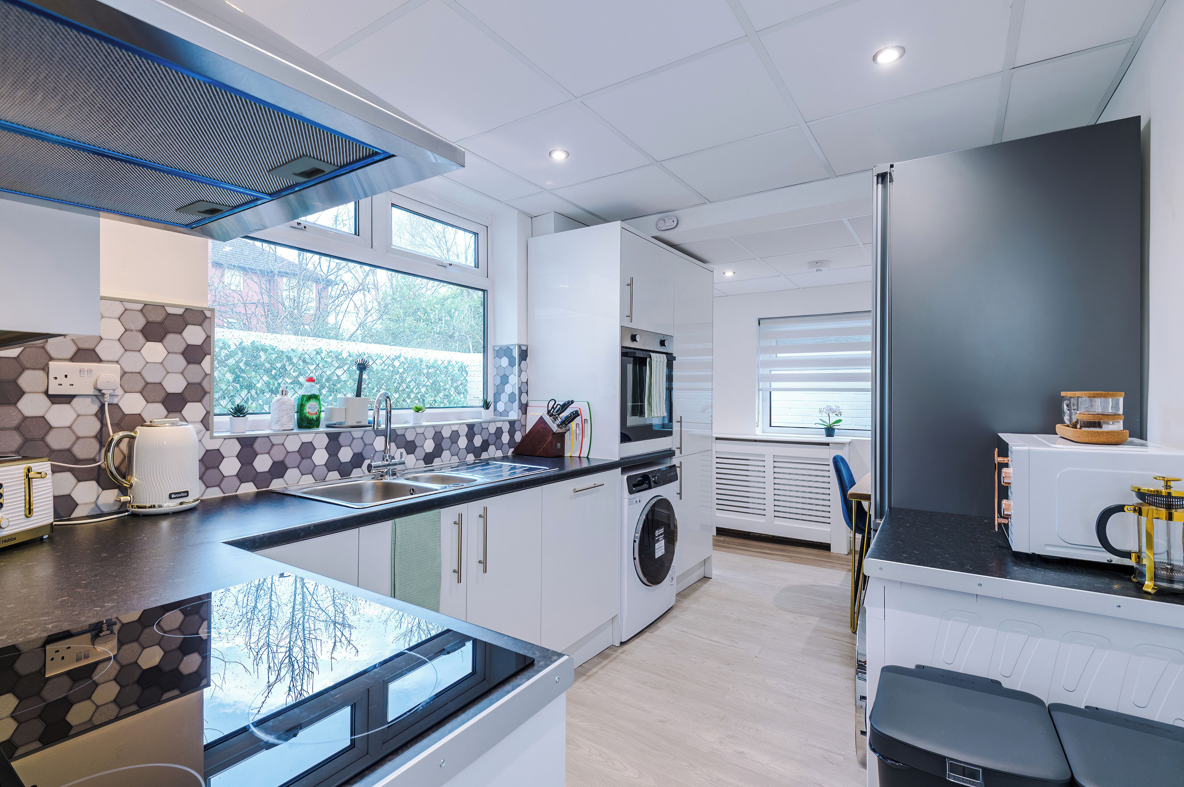 Kühlschrank, Mikrowelle, Ofen, Herdplatte