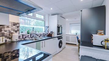 KĂŒhlschrank, Mikrowelle, Ofen, Herdplatte