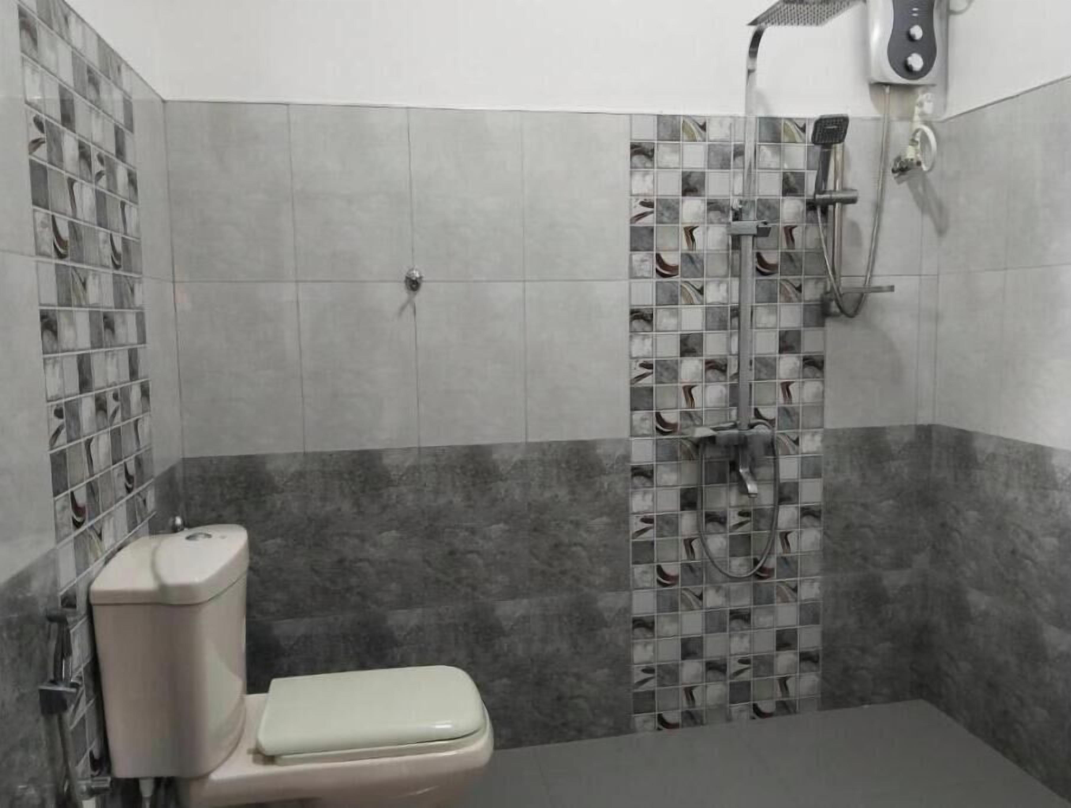 Shower, eco-friendly toiletries, hair dryer, towels