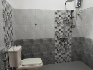 Douche, articles de toilette écologiques, sèche-cheveux