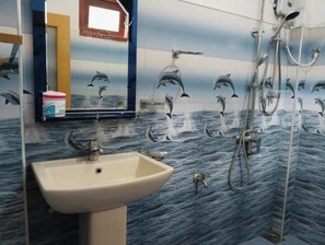 Milieuvriendelijke toiletartikelen, een haardroger, handdoeken, zeep