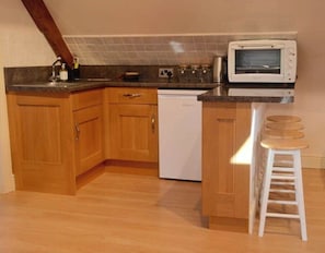 Réfrigérateur, grille-pain, serviettes en papier