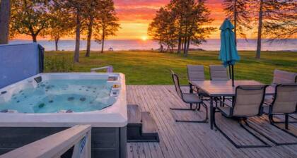 Craftsman Lakefront Family Retreat w Great Views!