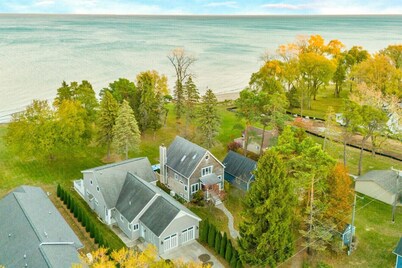 Craftsman Lakefront Family Retreat w Great Views!