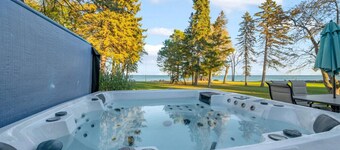 Craftsman Lakefront Family Retreat w Great Views!