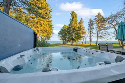 Craftsman Lakefront Family Retreat w Great Views!