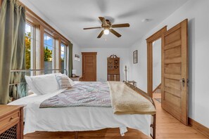 4 bedrooms, iron/ironing board, free WiFi, bed sheets