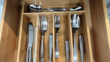 Een douche, een haardroger, handdoeken, zeep