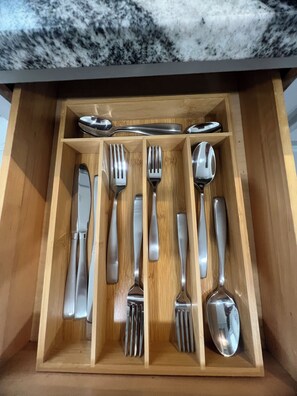 Regadera, secadora de cabello, toallas, jabón 