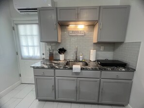 Réfrigérateur, micro-ondes, four, plaque de cuisson