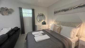 1 habitación, tabla de planchar con plancha, cuna de viaje y wifi