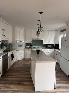 Réfrigérateur, four à micro-ondes, un four, surface de cuisson