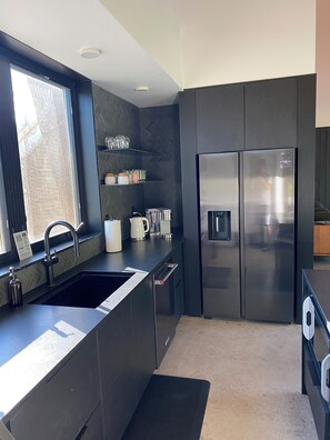 Refrigerador, microondas, horno, placa de cocina
