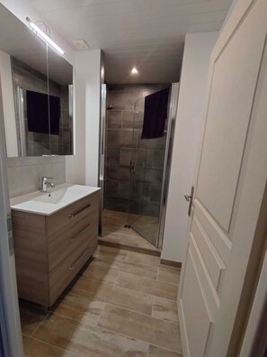 Haartrockner, Handtücher, Seife, Toilettenpapier