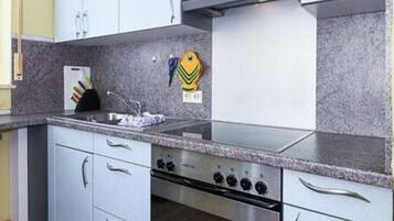 Apartemen | Dapur pribadi | Oven, ketel listrik, dan pemanggang roti