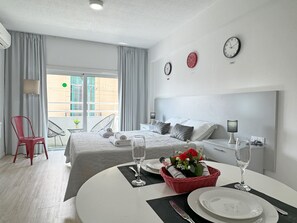 1 Schlafzimmer, Zimmersafe, Schreibtisch, Bügeleisen/Bügelbrett