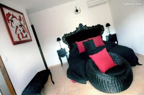 4 chambres, bureau, fer et planche à repasser, lit de bébé portatif