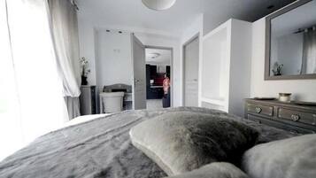 4 chambres, bureau, fer et planche à repasser, lit parapluie