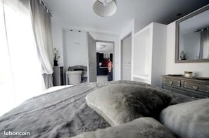 4 slaapkamers, een bureau, een strijkplank/strijkijzer, reisbedje