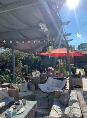 Outdoor dining - Maison D'hôtes Les Huppes (Nîmes)