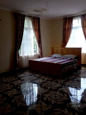 8 bedrooms, WiFi, bed sheets