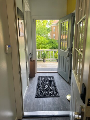 Beautifully updated and spacious 1 Bedroom Apt.