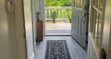 Beautifully updated and spacious 1 Bedroom Apt.