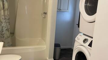 Haartrockner, Handtücher, Seife, Toilettenpapier