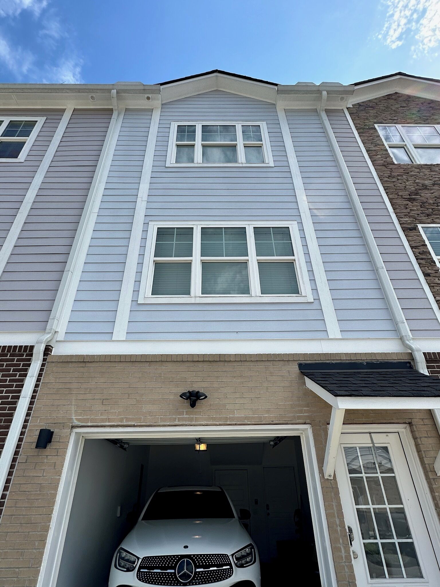 Modern Elegance in a Gated Community - Ideal Quick City Access & Peaceful Living