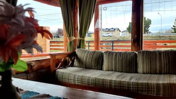 Kabin, 2 kamar tidur, patio, pemandangan gunung | Area keluarga | TV layar datar