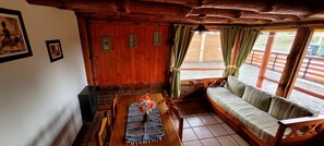 Hytte - 2 soveværelser - terrasse - bjergudsigt | Opholdsområde | Fladskærms-tv