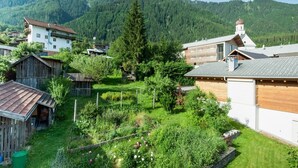 A residential area with houses, a garden, and mountains in the background. - Nice Apartment in Sautens With a Cozy Terrace (Sautens)