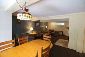 TV, fireplace - Spend a week Inns of Waterville Valley close to Town Square with many activites! (IOWV101HEI) (Waterville Valley)