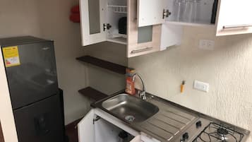 Fridge, stovetop, cookware/dishes/utensils, lobster pot