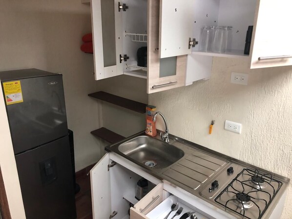 Refrigerador, parrilla de estufa y utensilios de cocina 