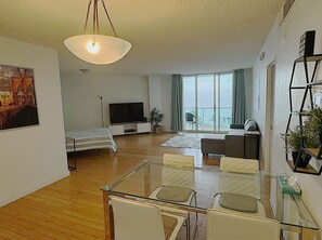 Interior - 7th FL spacious 1 bedroom  (Hollywood)