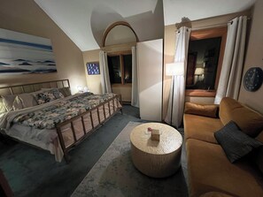 4 bedrooms, desk, WiFi, bed sheets