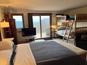 4 bedrooms, desk, WiFi, bed sheets