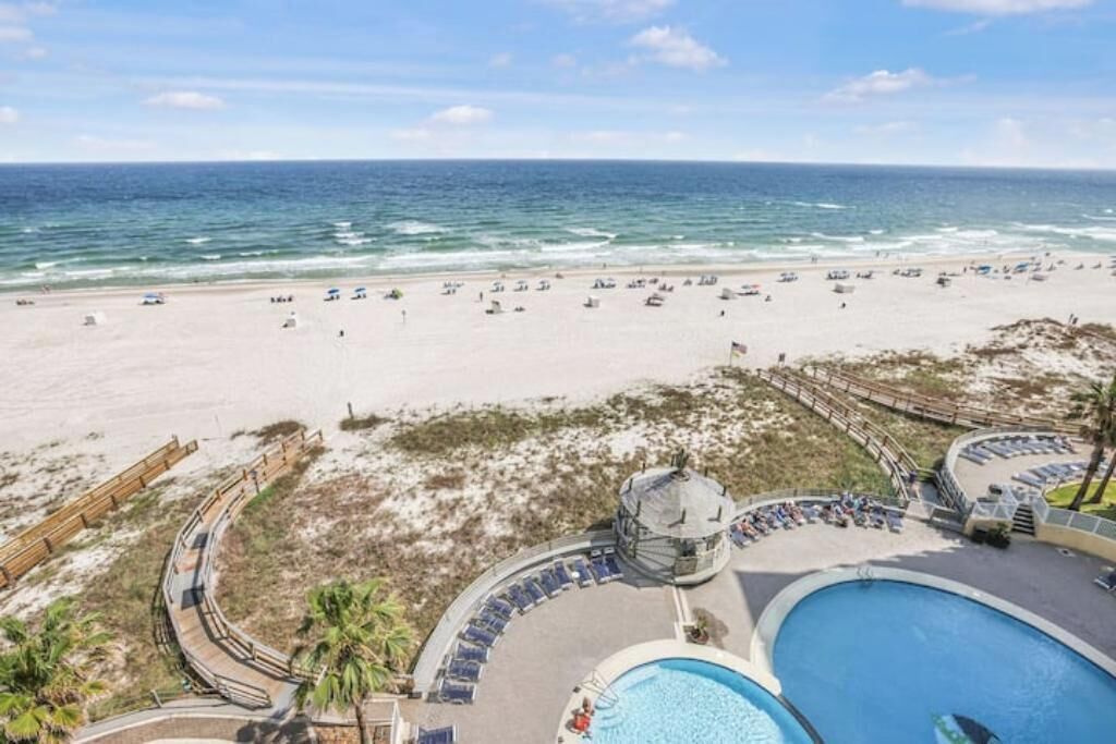 En la playa, camastros y toallas de playa 