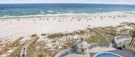 Plage, chaises longues, serviettes de plage