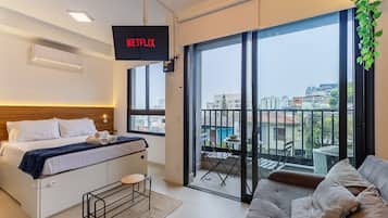 1 habitación, escritorio y espacio para trabajar con laptop