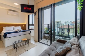 1 habitación, escritorio y espacio para trabajar con laptop 