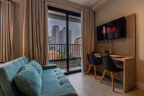 Apartamento Deluxe | Zona de estar | Una Smart TV, Netflix, servicios de streaming