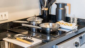 Departamento | Cocina privada | Refrigerador con congelador, microondas y utensilios de cocina