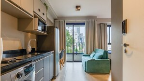 Eine moderne Wohnung mit Küche, Essbereich und Wohnzimmer mit Blick.
