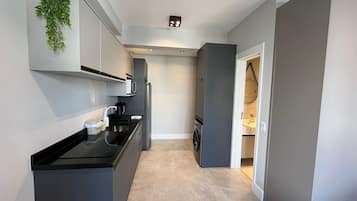 Apartamento Deluxe | Cocina privada | Frigorífico grande, microondas, utensilios de cocina y congelador