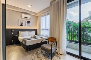 1 habitación, escritorio y espacio para trabajar con laptop 