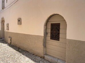 House | Exterior - Pleasant Holiday Home in Vrbnik Near Secret Beach (Vrbnik)