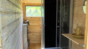 Douche, sĂšche-cheveux, serviettes fournies, savon